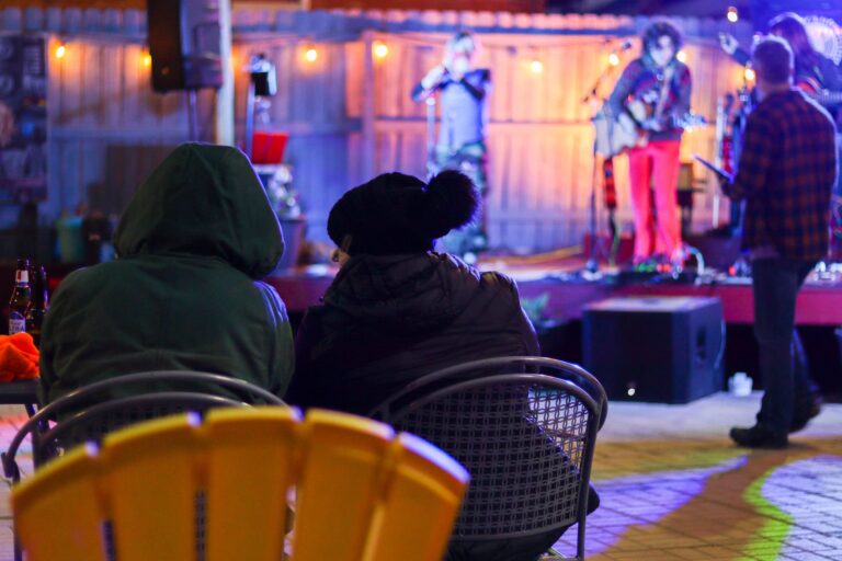 live music concert back patio Dive Bar Como Columbia Missouri restaurant